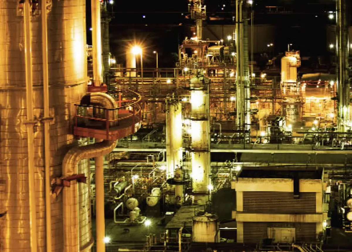 Una toma nocturna de la refinería de Pemex “Héctor R. Lara Sosa” en Nuevo León; la empresa busca socios para operar dichas instalaciones.