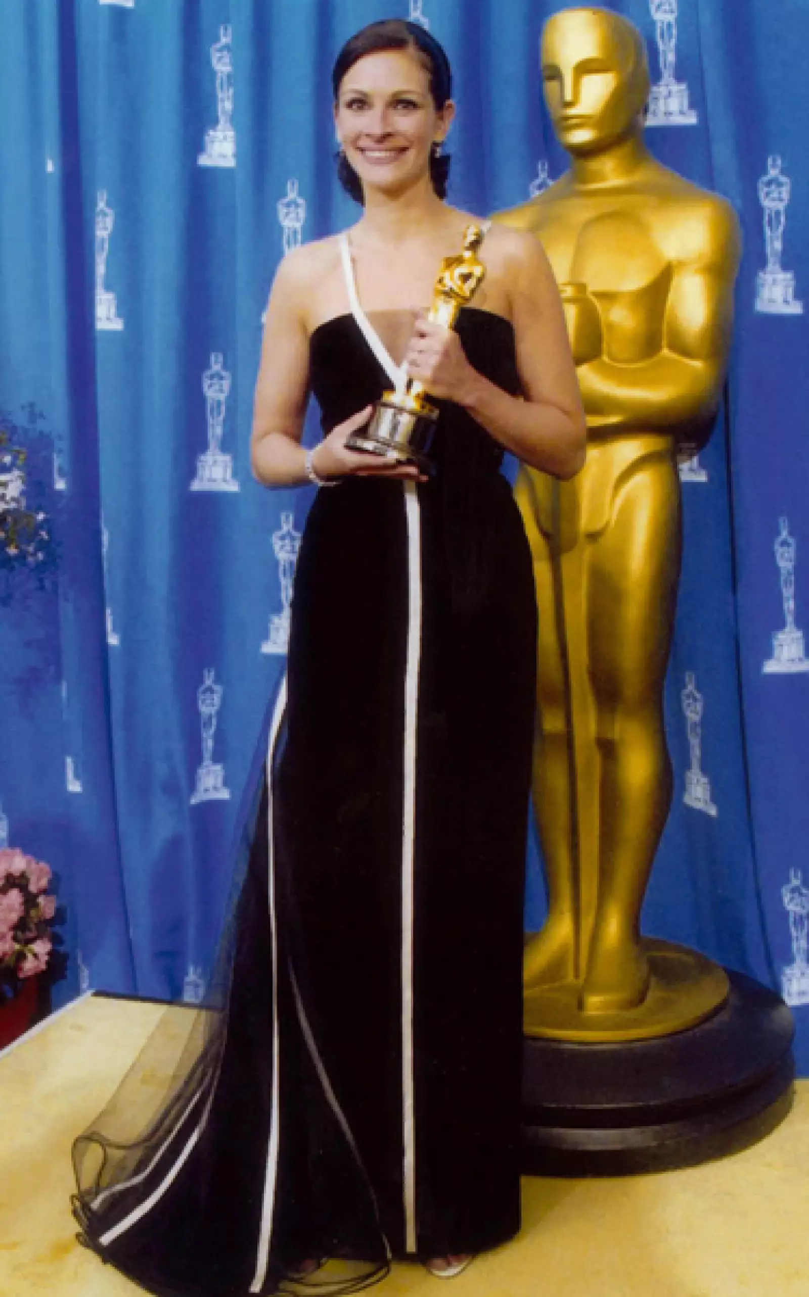 Uno de los vestidos más recordados del diseñador fue el que utilizó Julia Roberts para la gala de los Premios Oscar en 2001.