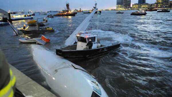 Expertos consideraron que el aterrizaje en agua sin que se rompiera fue extraordinario. Es increíble que pudiera aterrizar sin romperse, indicó Max Vermij, investigador del Accident Cause Analysis.