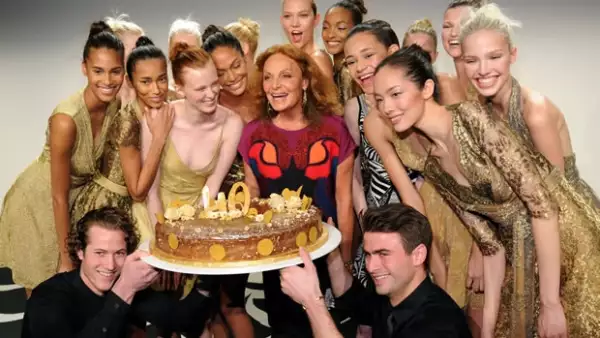 La diseñadora belga, junto con Karlie Kloss y Jourdan Dunn dicen ¡salud! por una de las más grandes creaciones en la industria de la moda, el vestido tipo `wrap´.