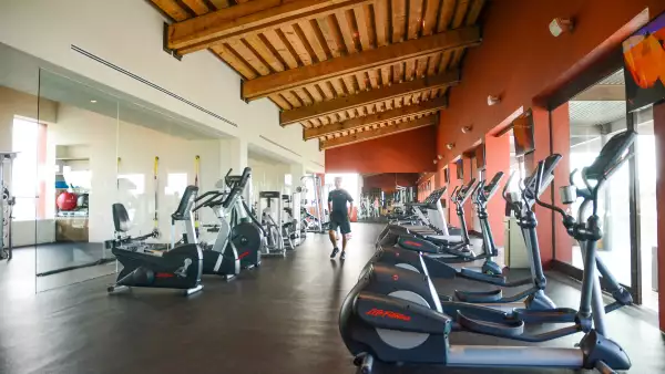 Gimnasio en Amanali Country Club & Náutica, se observan elípticas para hacer ejercicio de cardio.
