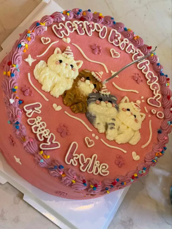 KYLIE-BDAY-CAKE-2.jpg