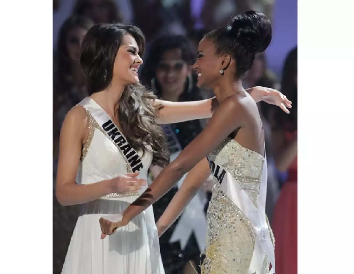 Leila Lopes y Olesya Stefanko durante la recta final de Miss Universo 2011.