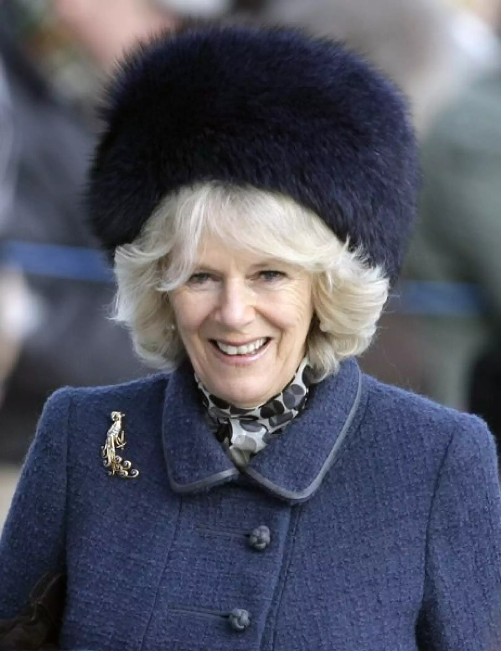 Camila Parker, Duquesa de Cornwall, lució muy elegante con un traje satre y este peludito sombrero.