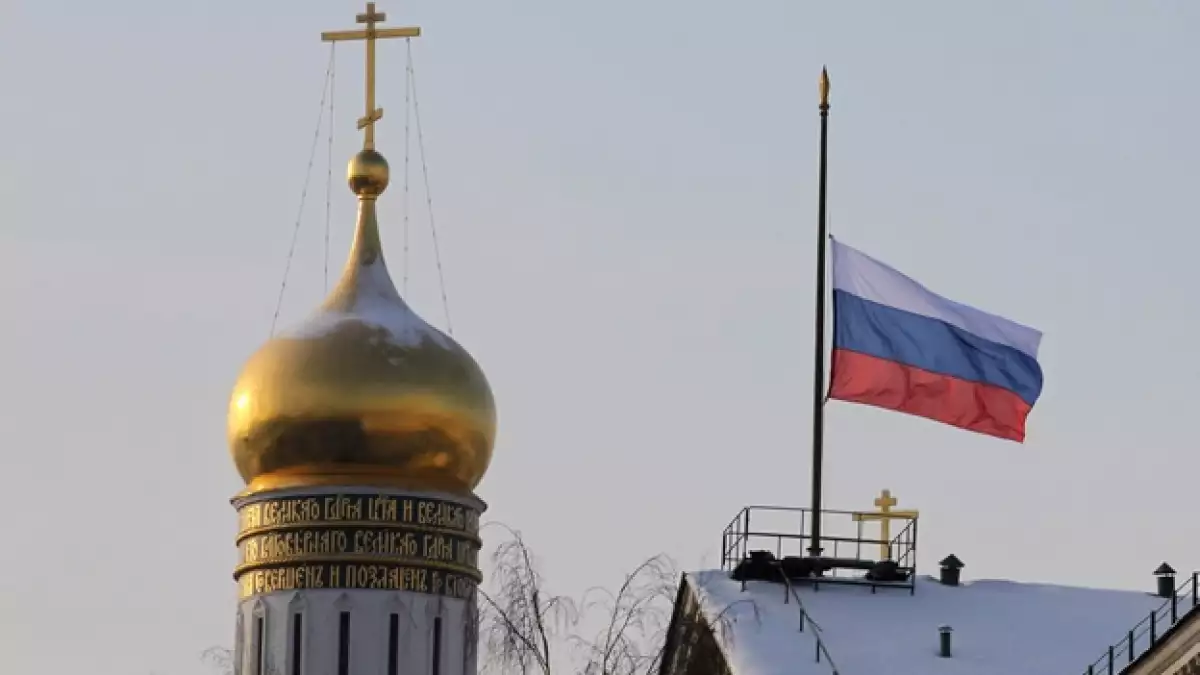 Bandera rusa a media asta victimas de aeropuerto Domodedovo