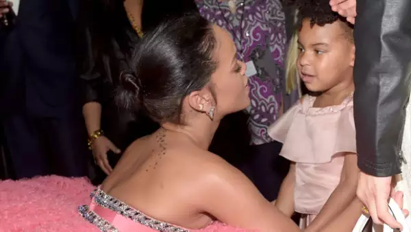 La cantante no pudo dejar de saludar a la hija de Beyoncé y Jay-Z, quien la miró sorprendida de que esta se hincara para abrazarla.