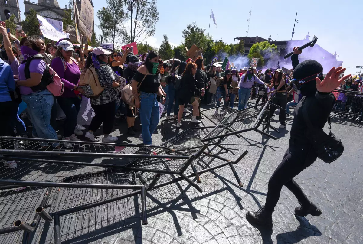 Mujeres se unieron a la marcha del 8M en la ciudad de Toluca mostrando el hartazgo ante feminicidios, desapariciones y violencia, inundaron las calles de mirado y verde.