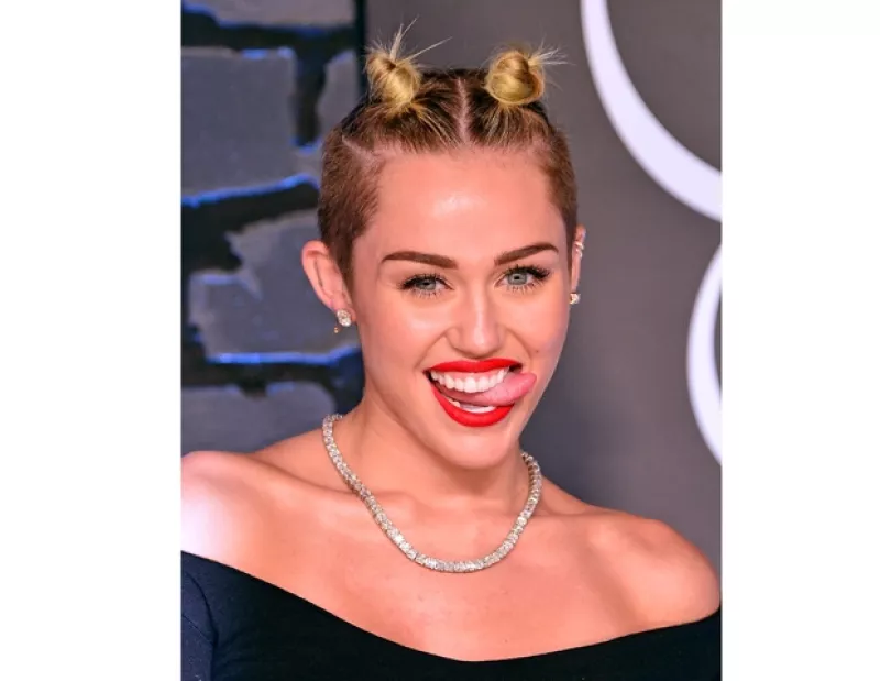 La cantante confesó en un programa de televisión francesa que piensa cambiar de gesto, pues ya se cansó de mostrar su lengua.