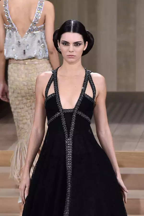 Kendall incluso rechazó un desfile en París para volar a Los Ángeles y estar con Harry, con quien se peleó en la fiesta y posteriormente se fue.
