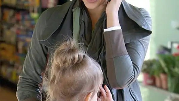 Jessica Alba no suelta a Honor Marie, su primogénita, con quien se divierte en cualquier lado.