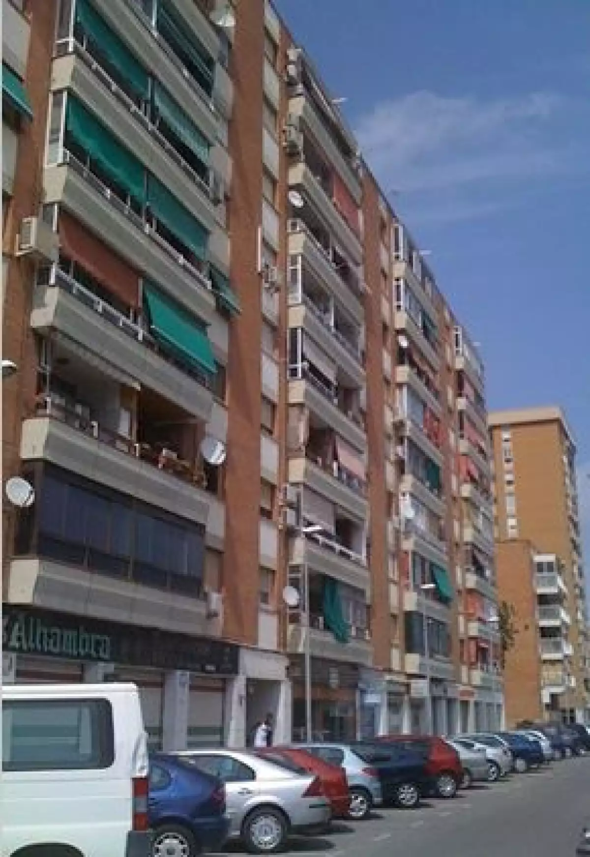 Una mujer se lanzó desde el octavo piso de un edificio localizado en una población española; cayó encima de un hombre de origen ucraniano que iba pasando.