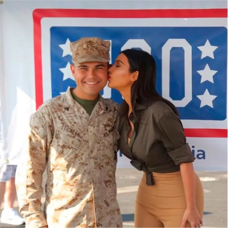 La socialité visitó  una base naval San Diego en Abu Dabhi, donde tuvo la oportunidad de convivir con personal militar.