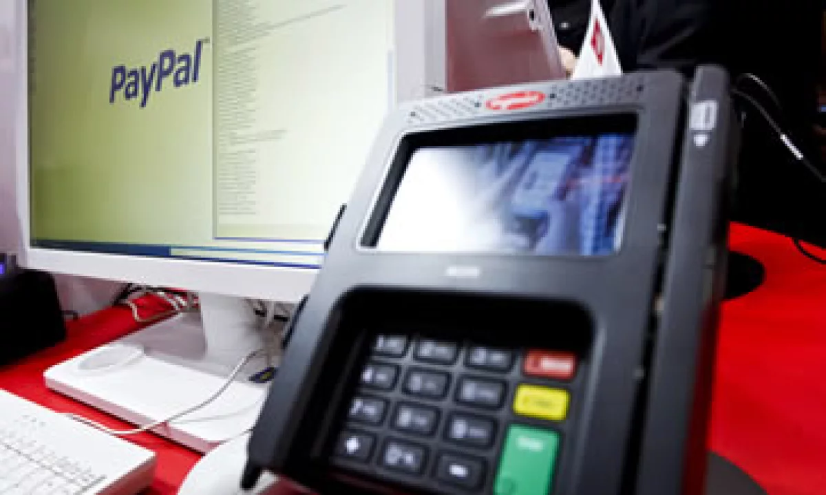 Al escanear el código QR, el usuario puede comprar un producto agotado en tiendas que después llegará a su casa. (Foto: AP)