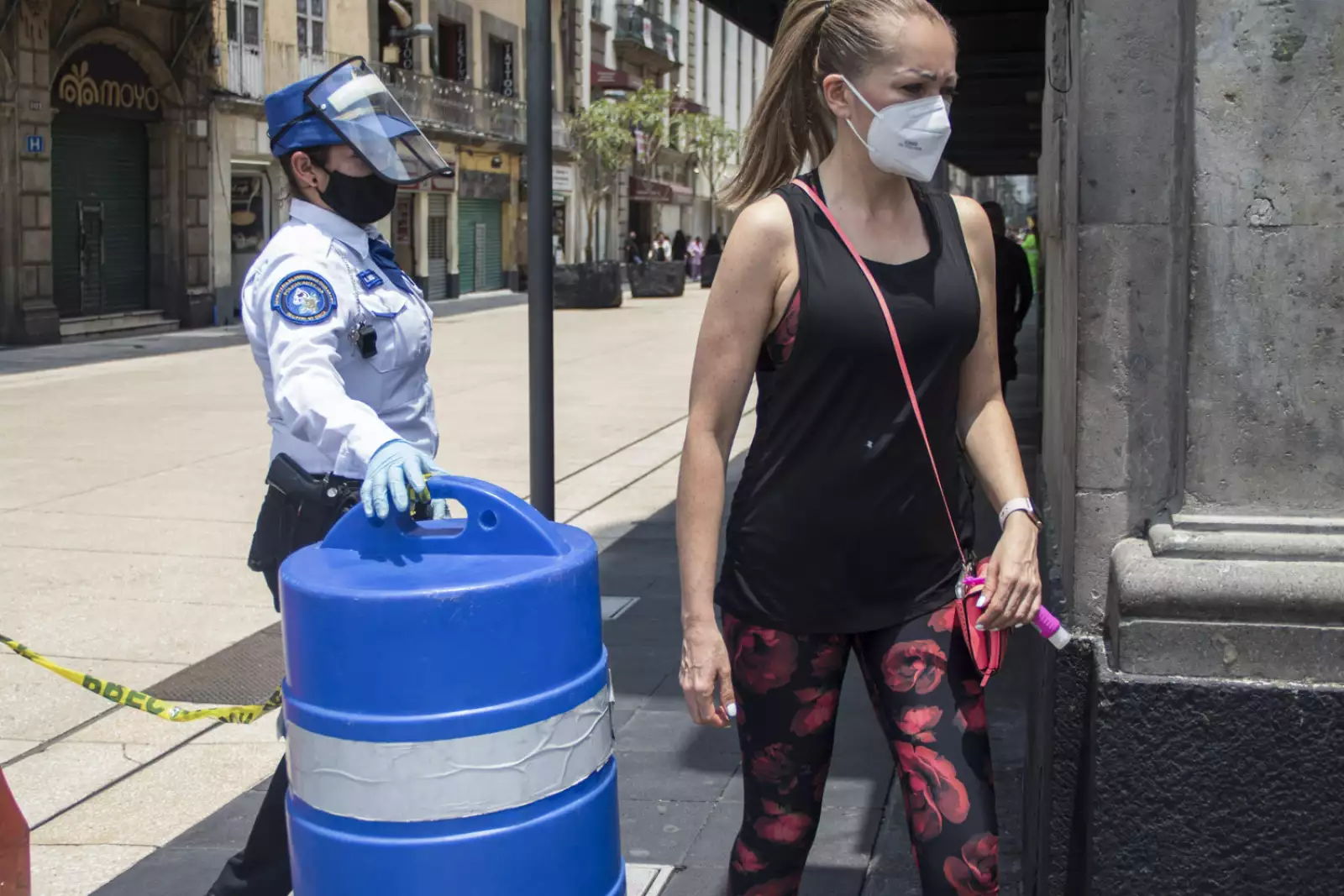 La policía capitalina, en la calle de Madero, solo permite el ingreso de personas, para salir sólo se puede hacer por la calle de Tacuba. Poco a poco el Centro Histórico comienza a ser visitado.