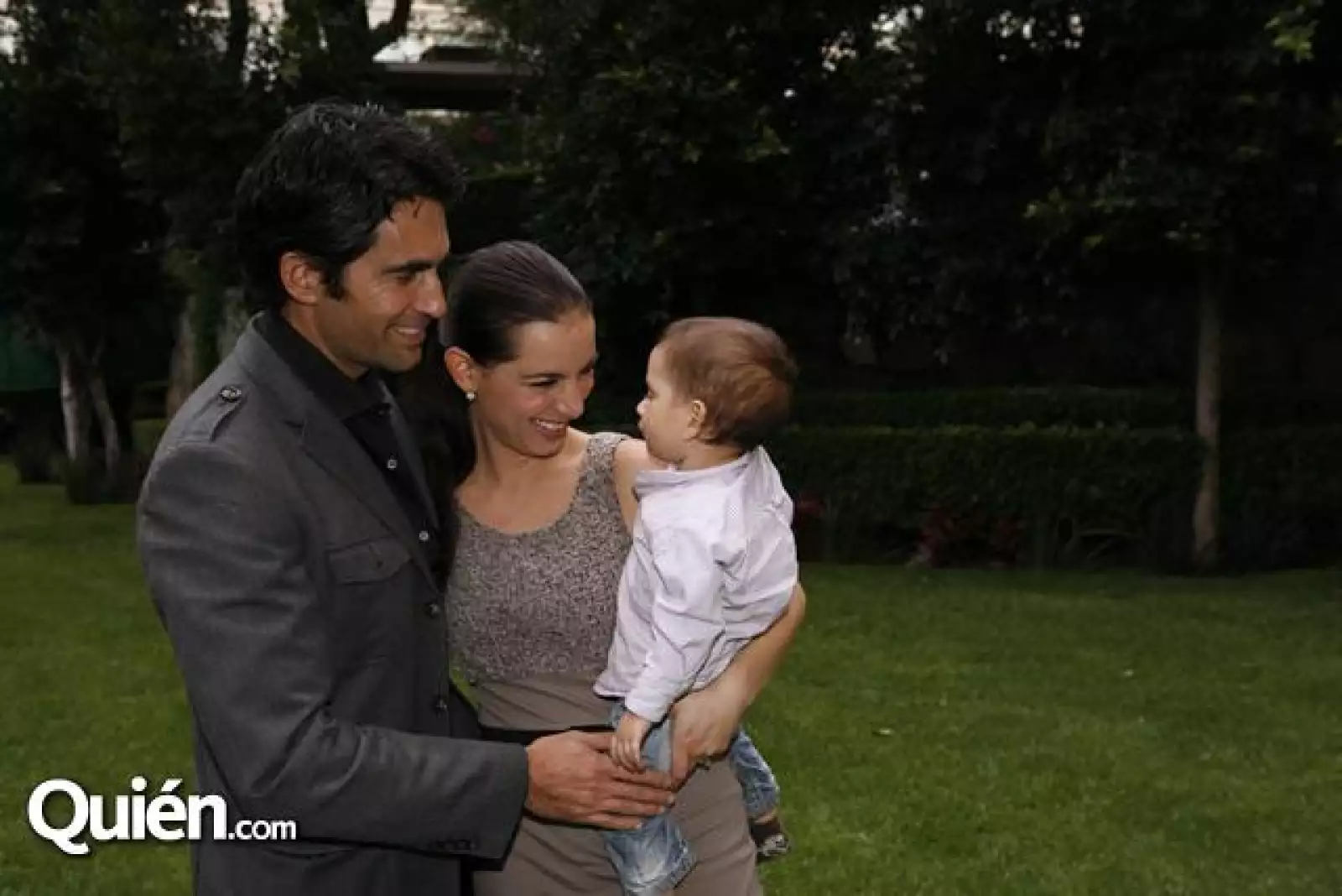 Eamonn Kneeland,Claudia Lizaldi,Iam Kneeland