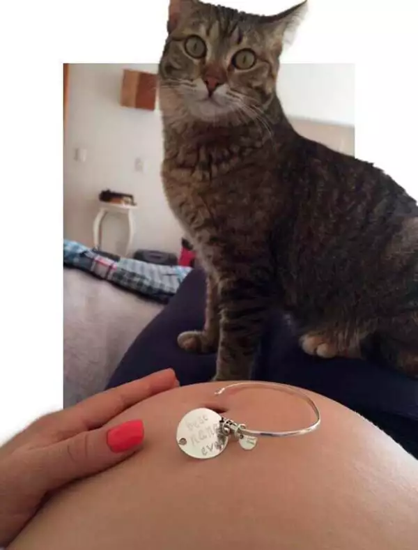 La actriz presume orgullosa su pancita.