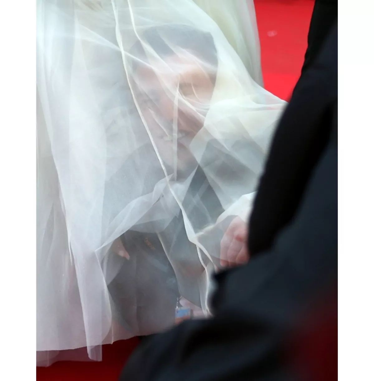 El hombre intentaba meterse debajo del vestido de America.