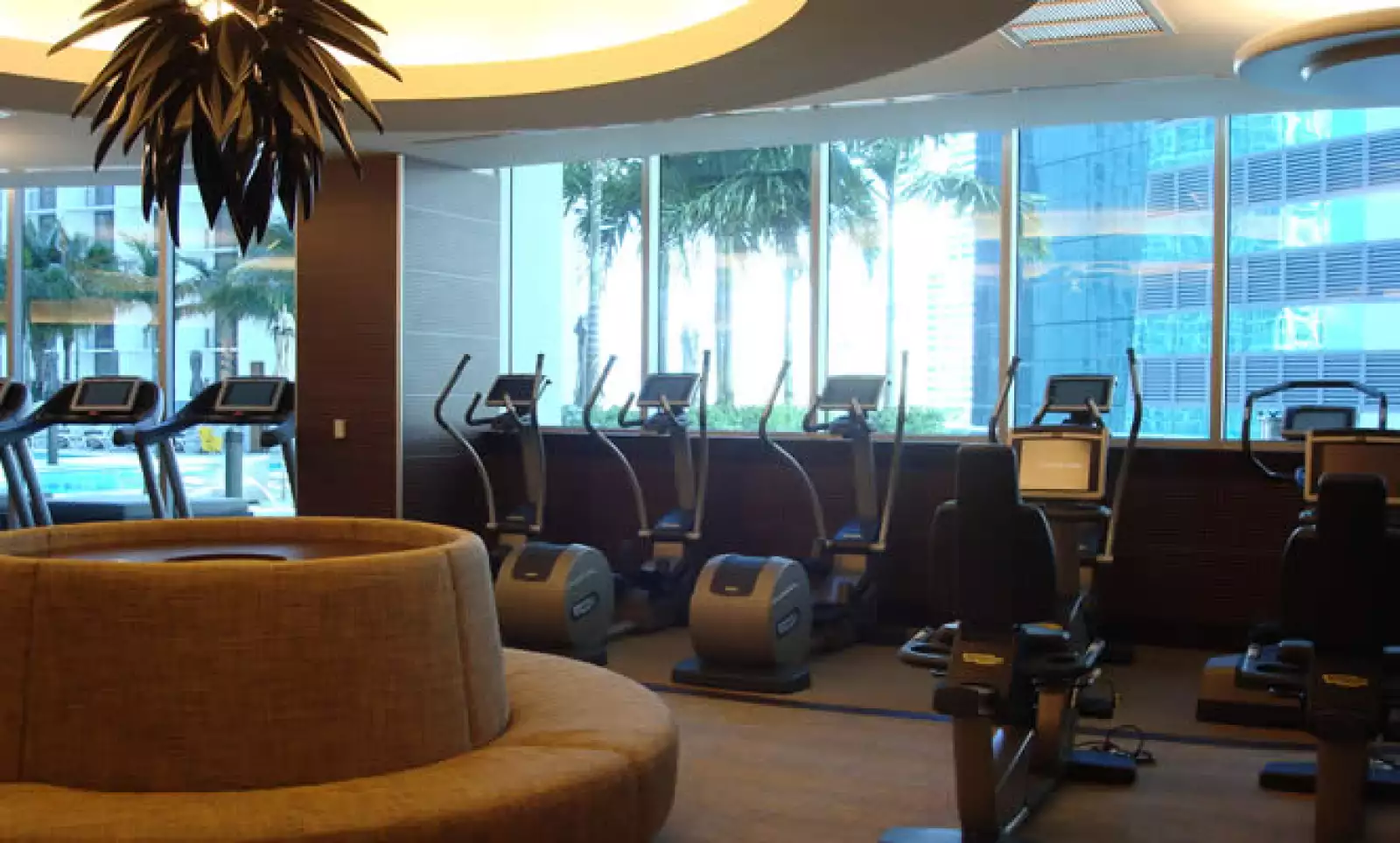 El ‘fitness center’ tiene acceso con la llave del cuarto y también está disponible para los residentes de Epic. Tiene pantallas de televisión en los espejos y vista a la terraza.