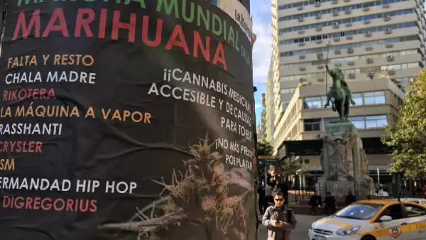Un poster invita a una manifestación a favor de la marihuana en Montevideo. 