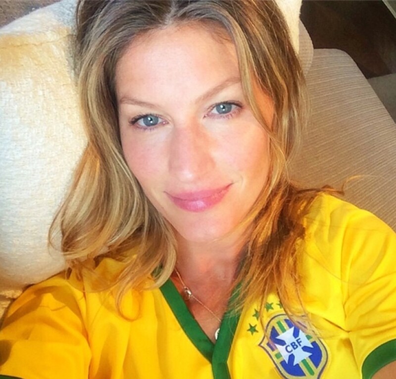 Gisele siempre orgullosa de su país no ha parado de apoyar, sobre todo ahora que Brasil avanzó a semifinales contra Alemania.