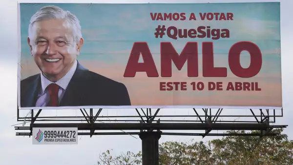 Un espectacular se observa en Mérida para votar a favor de que siga en su mandato el Presidente Andrés Manuel López Obrador