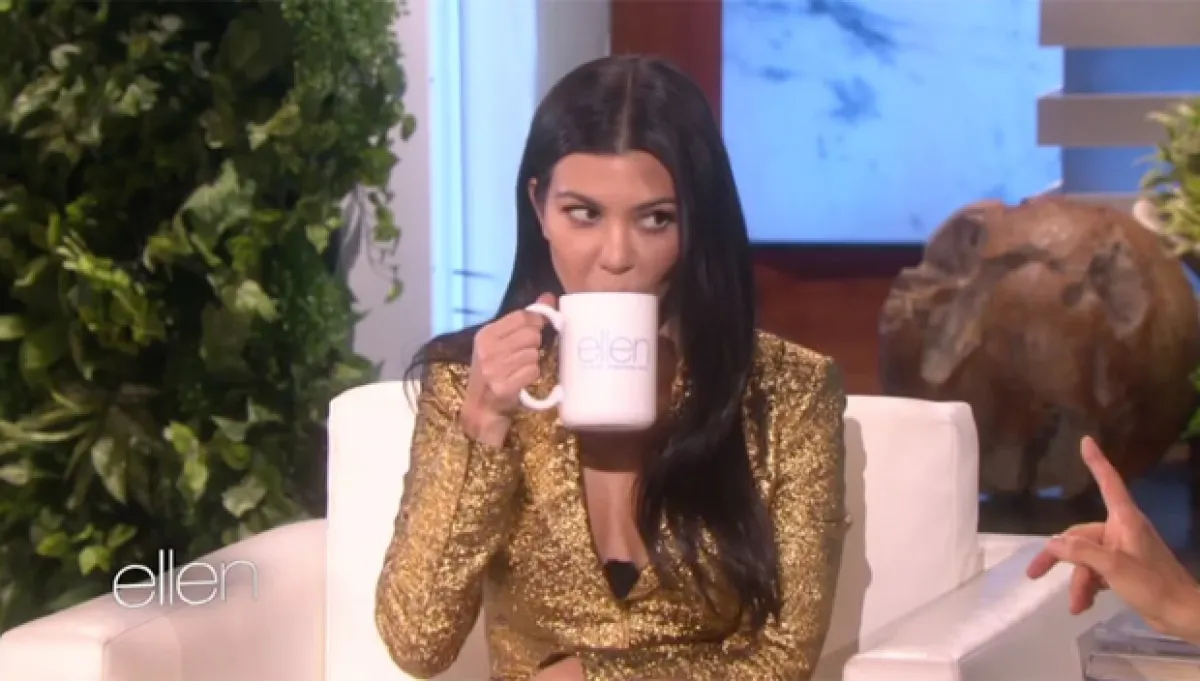 Posteriormente tomó un sorbo de agua, momento en el que Ellen evidenció el nerviosismo de Kourtney.
