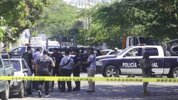 Asesinan a Samuel Buenfil, jefe operativo de la Policía Auxiliar de Acapulco, afuera de las instalaciones de la Secretaría de Seguridad Pública.