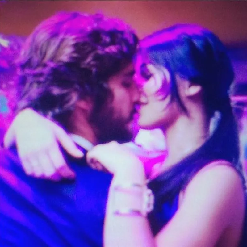 El guapo actor publicó en Instagram una fotografía en la que sale dándole un beso muy romántico a una joven de quien se desconoce su identidad todavía.