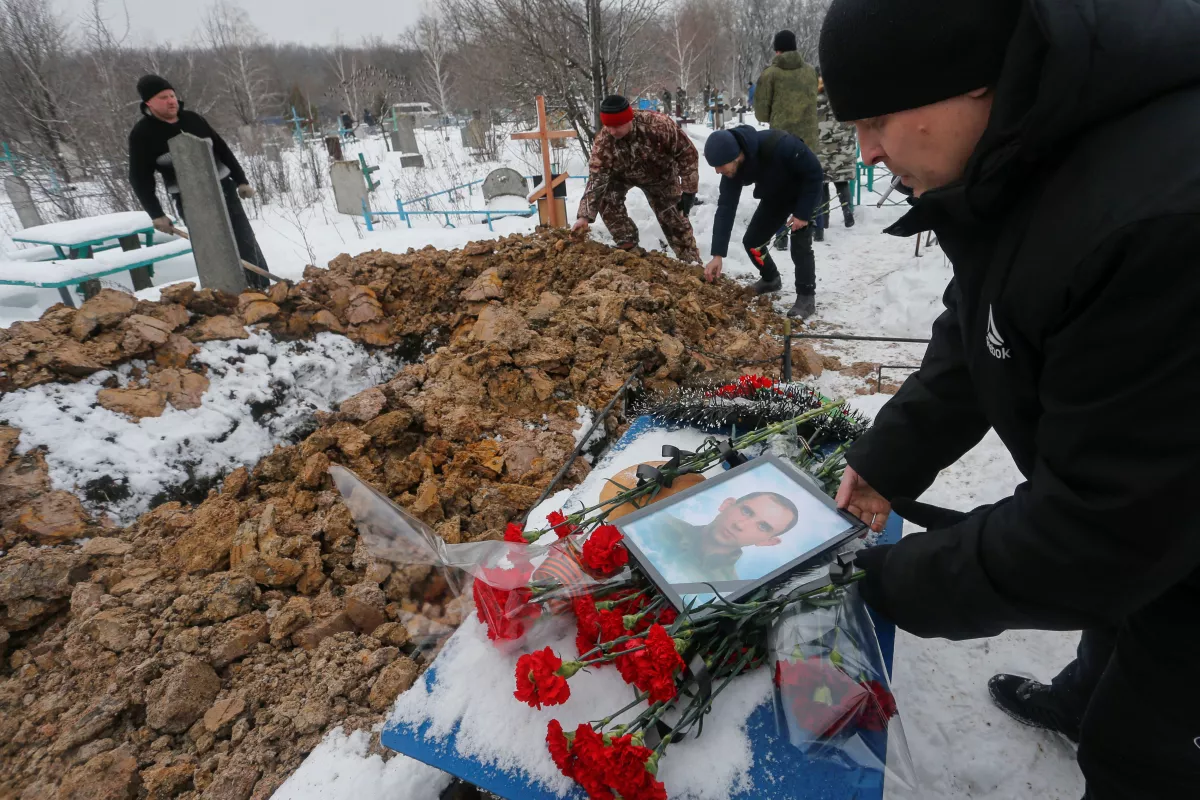 Personas asisten a un funeral de un militante en la región de Donbass, en el este de Ucrania. 
