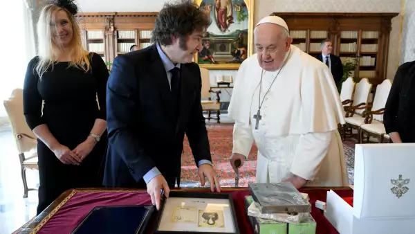 El Papa Francisco se reúne con el presidente argentino Javier Milei y su hermana Karina Milei en el Vaticano, el 12 de febrero de 2024.