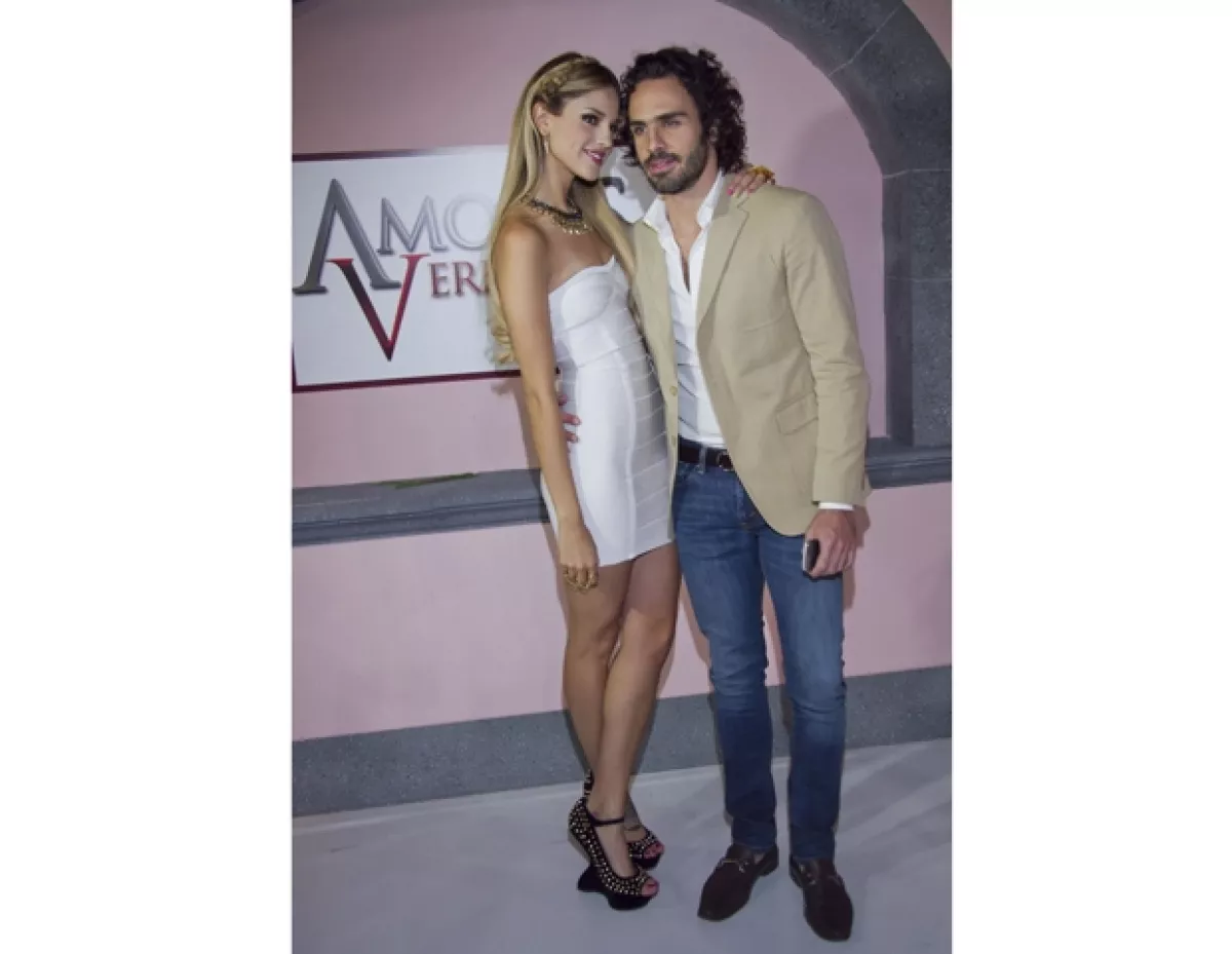 El empresario acudió a la presentación para apoyar a su novia.