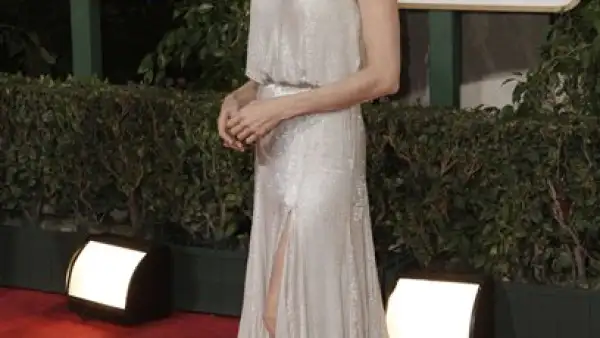 Angelina Jolie en Atelier Versace, joyas en platino de Niel Lane y zapatos de Jimmy Choo.