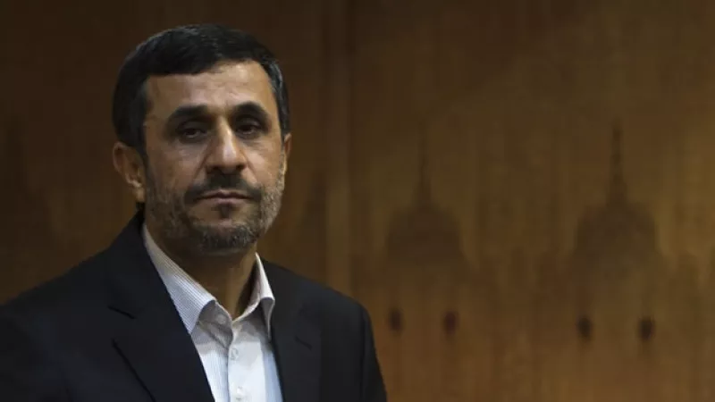 Ahmadinejad posa para los medios