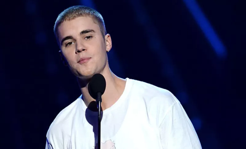 El cantante corrió por las calles de la ciudad intentando atrapar un Pokémon, pero lo más curioso es que ninguna de las cientos de personas que también estaban jugando lo reconoció.