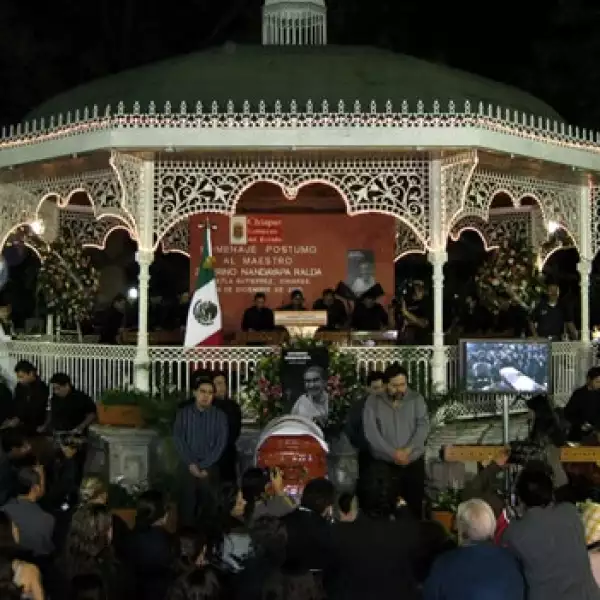 Familiares montan guardia en funeral de Zeferino Nandayapa