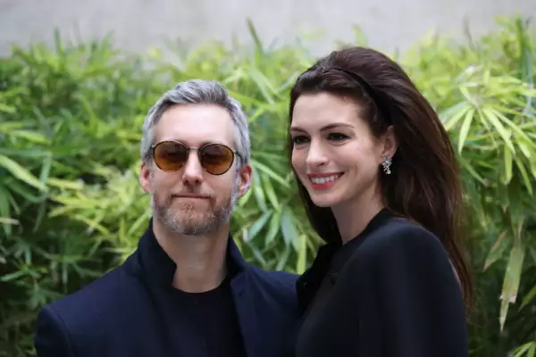 Adam Shulman y Anne Hathaway 