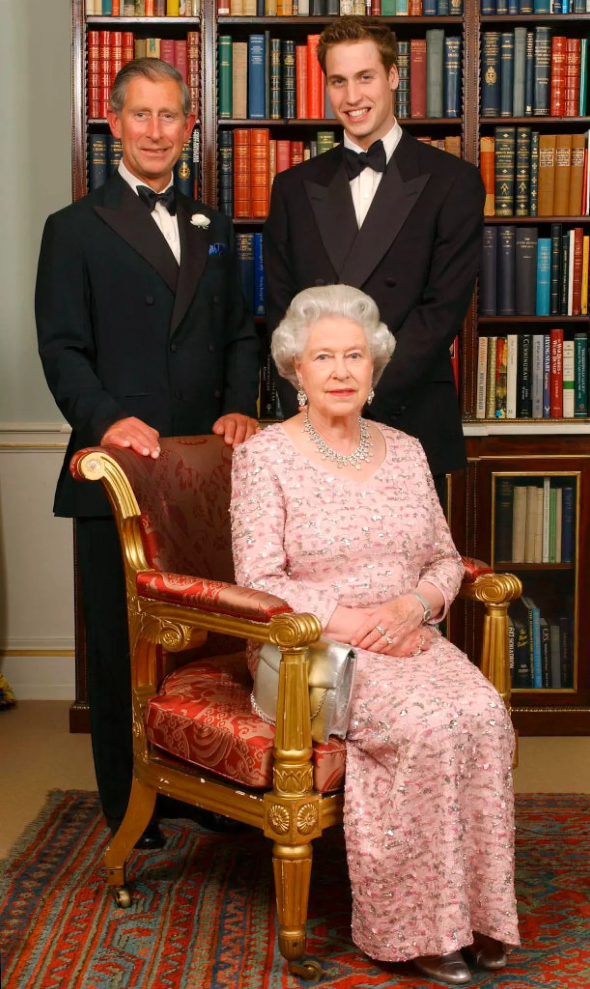 Rey Carlos III, reina Isabel II y William, príncipe de Gales