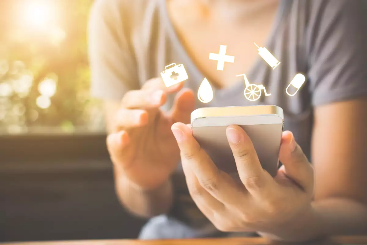 Mujer usando un teléfono celular para contratar un seguro de salud.