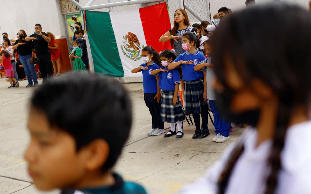 (Estudiantes de primaria hacen honores a la bandera)