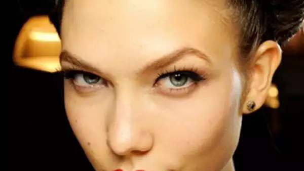 Jean Paul Gaultier y Christian Dior remiten a través del maquillaje a un estilo clásico y glamoroso del old Hollywood. Ojos marcados y labios rojos integran el look.