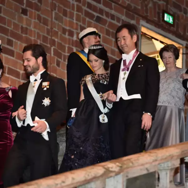 Aunque no arribó del brazo de su esposo, el príncipe Carl Phillip, fue escoltada por el ganador el Premio Nobel en Fisiología, Satoshi Omura.