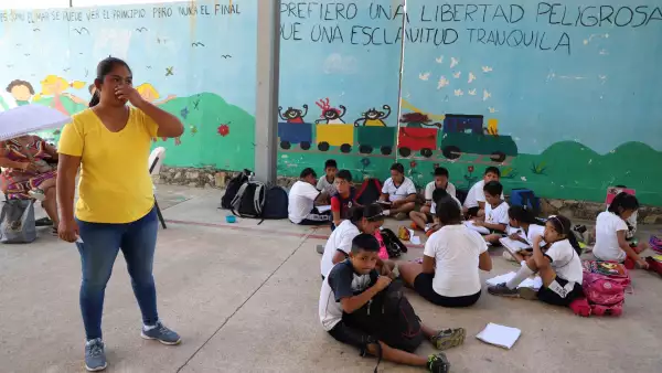 ACAPULCO, GUERRERO, 18ENERO2019.- 
Toman intalaciones de la direccion Madres y padres de familia tomaron las instalaciones de la escuela primaria Netzahualcóyotl, ubicada en la calle Ocho, en la colonia Icacos parte alta, donde encerraron al director del plantel, Alberto Román Brito, a quien acusan de malos manejos financieros. Las mujeres iniciaron sus protestas desde el miércoles pasado, para exigir la destitución del directivo, a quien señalaron de desviar el recurso correspondiente al programa de Escuelas de Tiempo Completo, el cual asciende a 35 mil pesos, entregado en diciembre del año pasado, pero no se ha informado el destino de los recursos en años previos. 
FOTO: BERNANDINO HERNÁNDEZ /CUARTOSCURO.COM