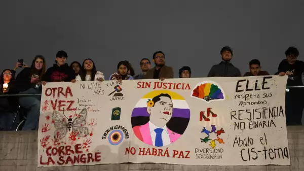 Cientos de personas se manifiestan en la Avenida Reforma en la Ciudad de México, el 13 de noviembre de 2023, tras la muerte de Jesús Ociel Baena, el primer magistrado abiertamente no binario de México, quien fue encontrado muerto en su casa el lunes.  Foto: Luis Cortés/AFP