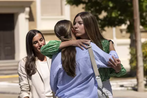 La Infanta Sofía se despide de Leonor 