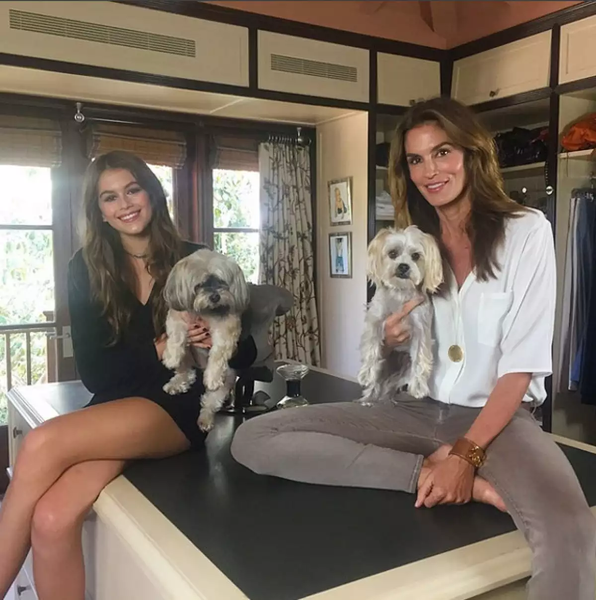 Hoy es el cumpleaños de la hija de Cindy, Kaia, quien a sus 14 años bien podría pasar por la gemela de su madre.