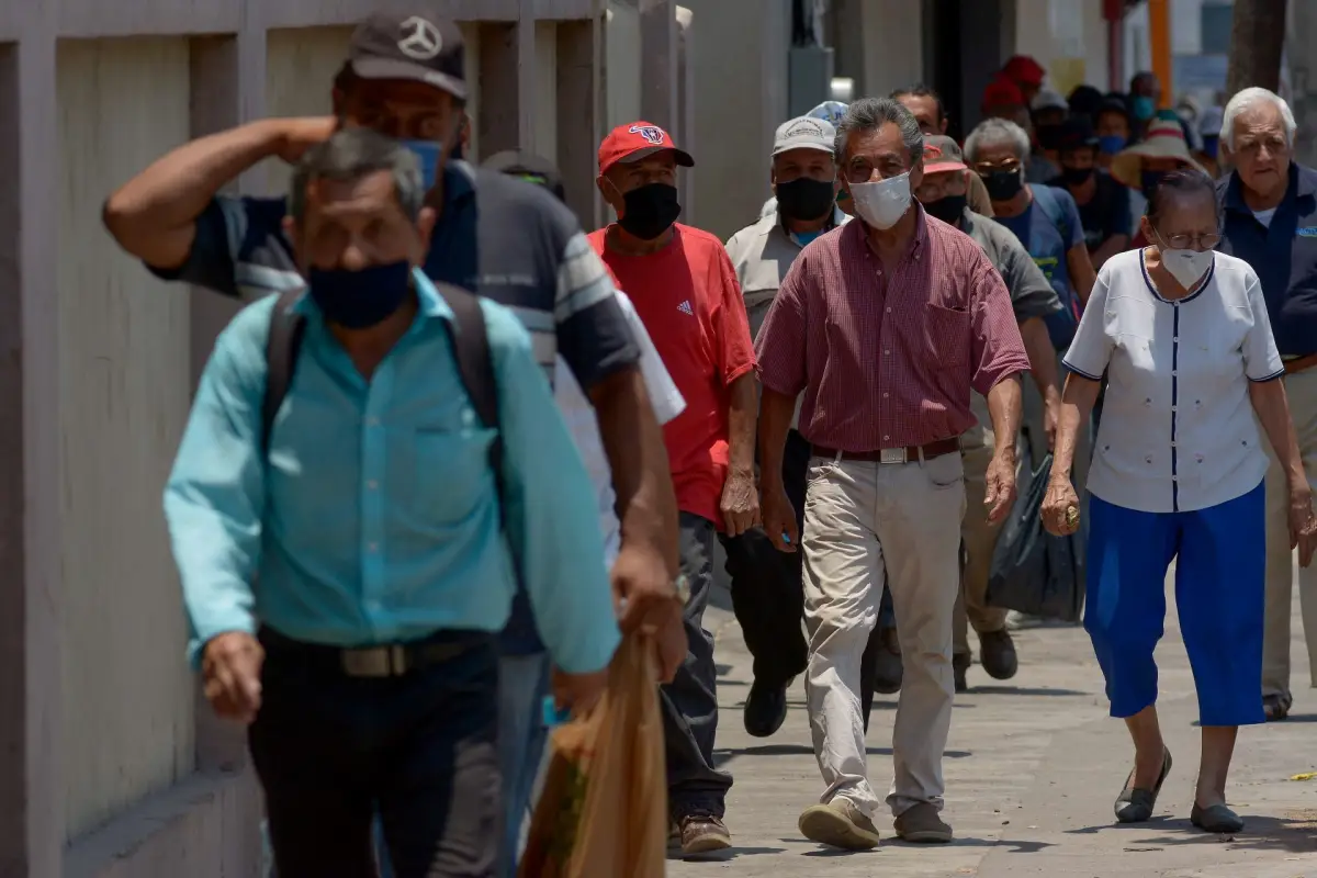 Personas con cubrebocas en calles de México.