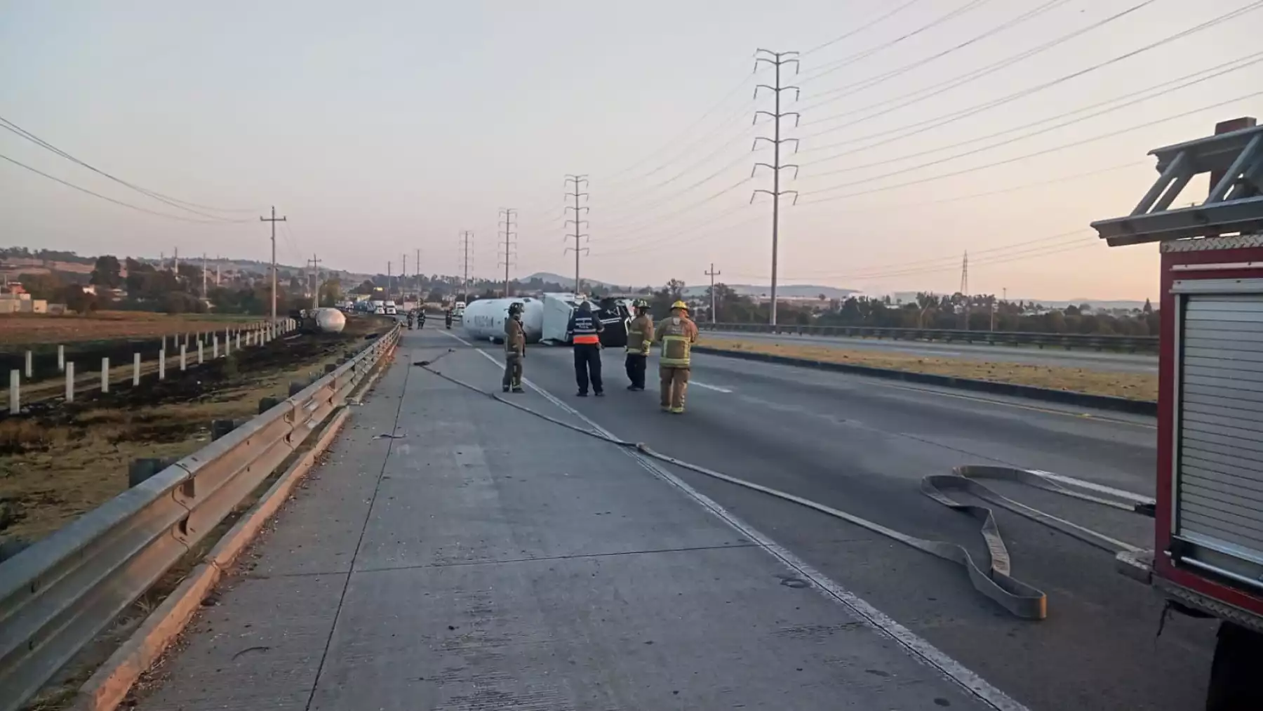 accidente en la México Puebla: la volcadura de una pipa provocó cierre parcial