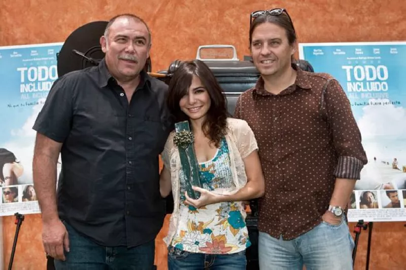 Con su actuación en esta cinta, que retoma el tema familiar como eje de la misma, la joven obtuvo el reconocimiento como Mejor Actriz en el Festival de Cine de Malaga, España.