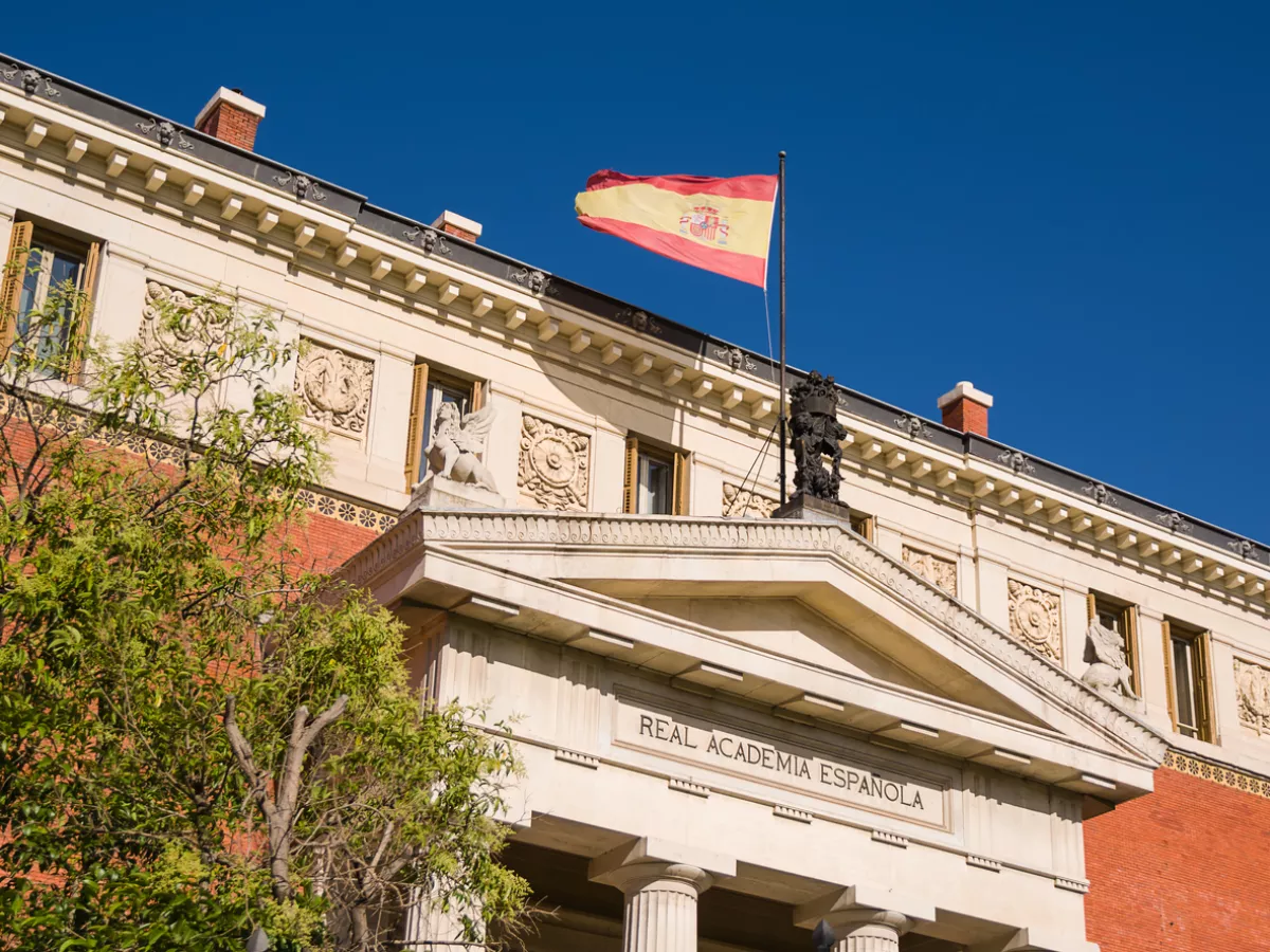 Fachada de la Real Academia Española, en el Retiro de Madrid.