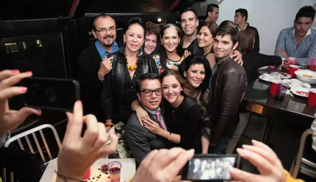 Sherlyn en compañía de sus amigos y esposo.